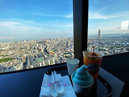 キャプション　渋谷スカイの軽食スペース。この景色を見ながら飲食すると2割増しで美味しい