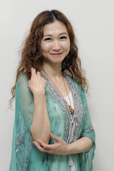 莉玲（りれい）は、日本と中国と台湾の血を引く横浜中華街出身のシンガー。