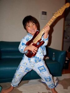 高校3年生17歳 2004年1月17日大阪生まれの横浜育ち 幼少期からギターがお友達！